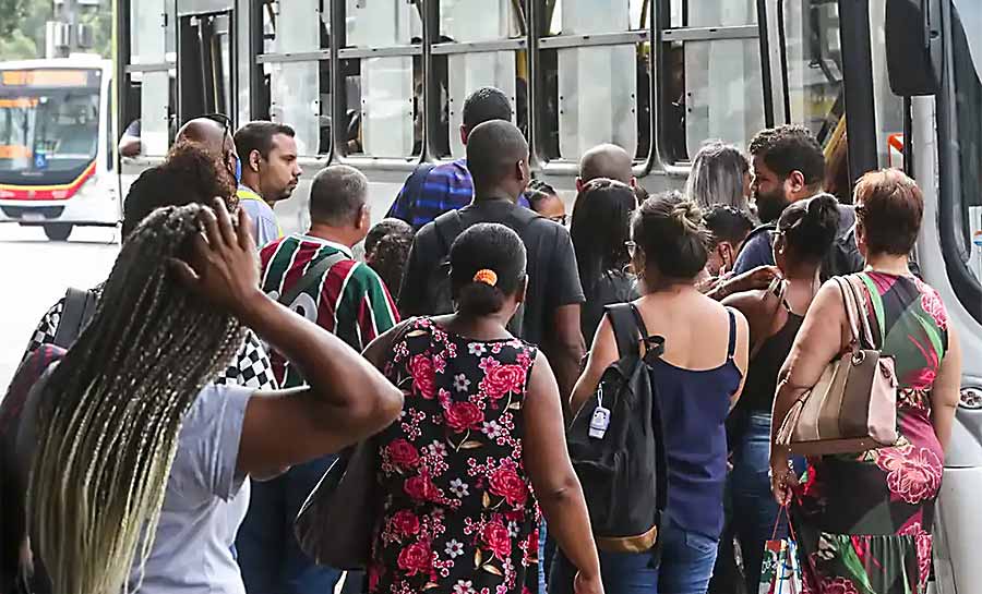 Número dos que procuram emprego há mais de 2 anos cai 17,8%, diz IBGE