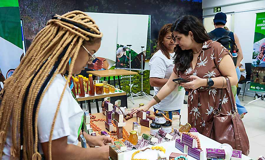 Extrativistas, indígenas, artesãs e agricultores do Acre ganham protagonismo global com resultados do Sisa e do Programa REM na COP30