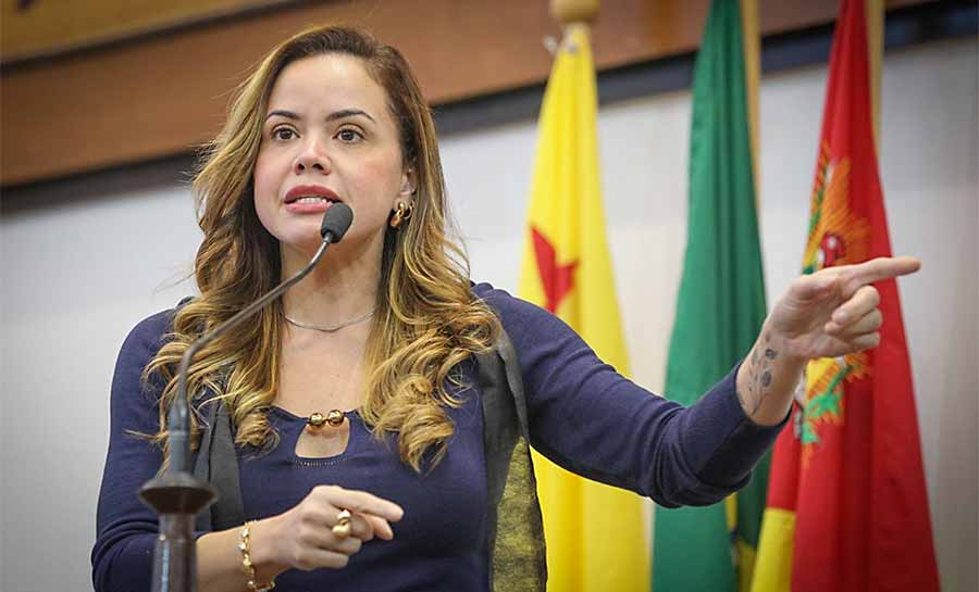 Deputada Michelle Melo critica deboche do governo e cobra envio imediato do PCCR da Saúde