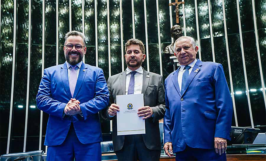 Senador Alan Rick homenageia o acreano Leandro Domingos durante lançamento do selo comemorativo pelos 80 anos da CNC