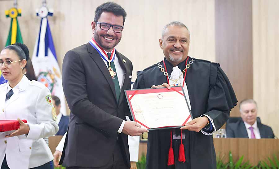 Governador Gladson Camelí é condecorado com a Ordem do Mérito Judiciário do Amazonas em Manaus