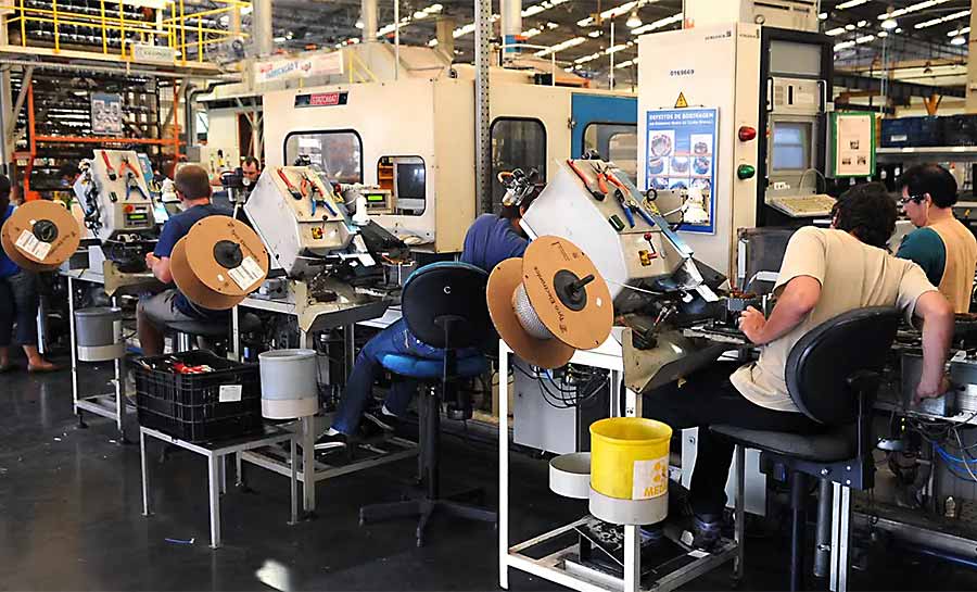 Produção industrial reverte queda e sobe 0,1% em outubro, mostra IBGE