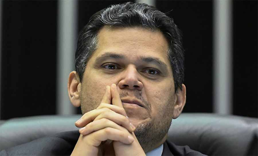 Alcolumbre critica liminar de Gilmar Mendes e ameaça revidar