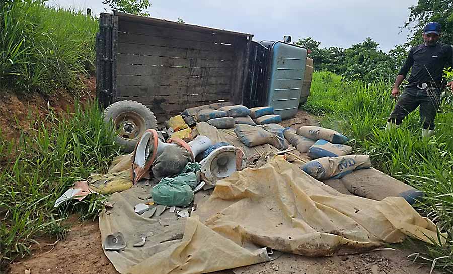 Caminhonete com materiais para construção de escola indígena tomba em ramal no interior do Acre