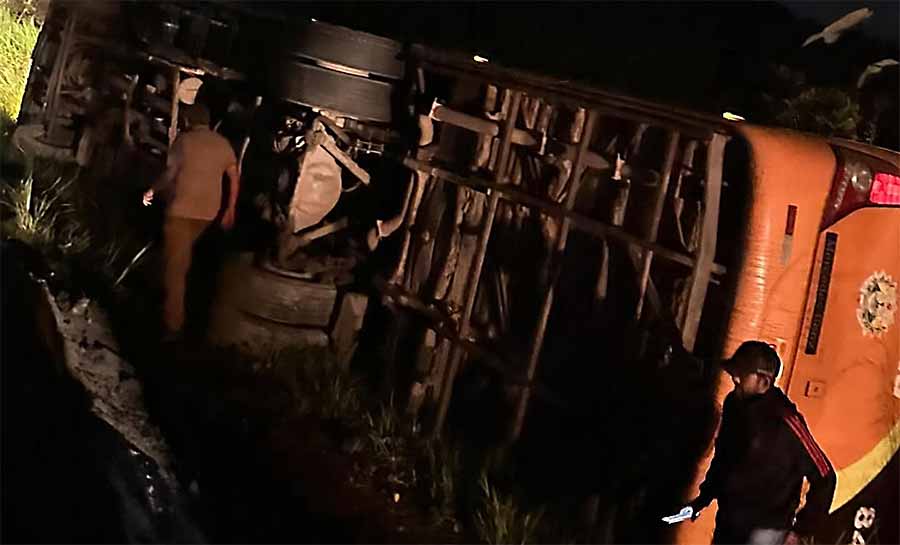 Ônibus tomba durante viagem e deixa vários passageiros feridos em grave acidente na BR-364