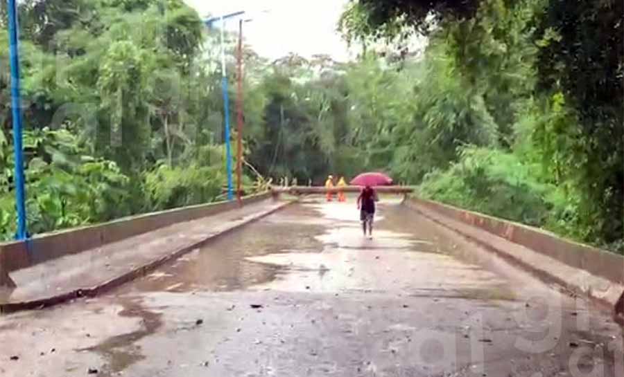 Temporal no Acre impede pouso de avião e derruba árvore em ponte