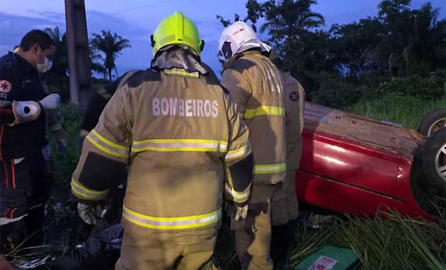 Roda se solta, motorista perde controle e carro capota em rodovia no Acre; dois ficaram feridos