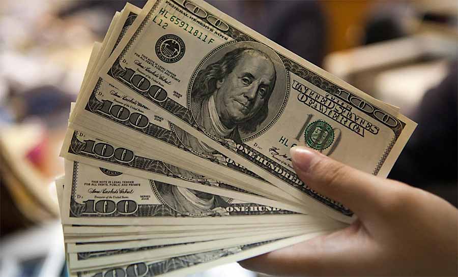 Dólar tem leve queda e permanece acima de R$ 5,40