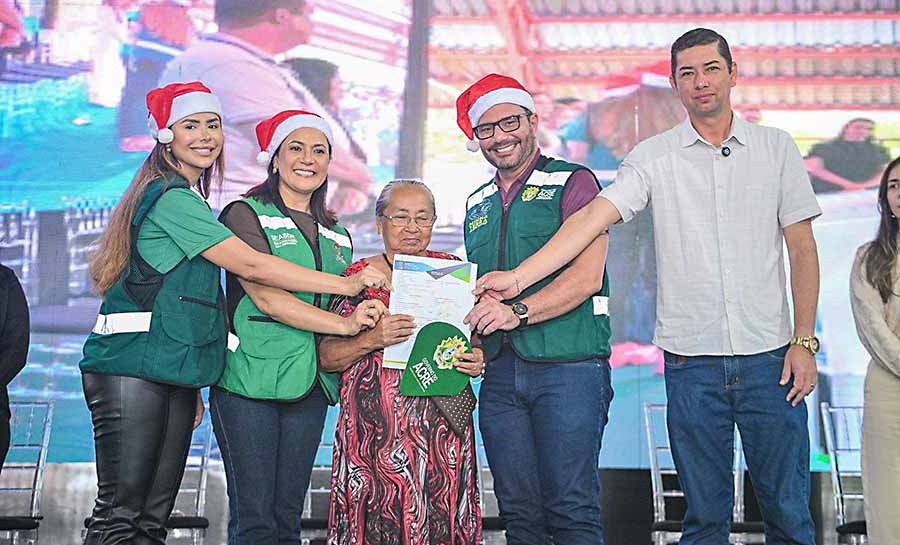 Gladson Camelí e Mailza entregam 450 títulos definitivos de terra em Porto Acre e consolidam gestão como a que mais avançou na regularização fundiária