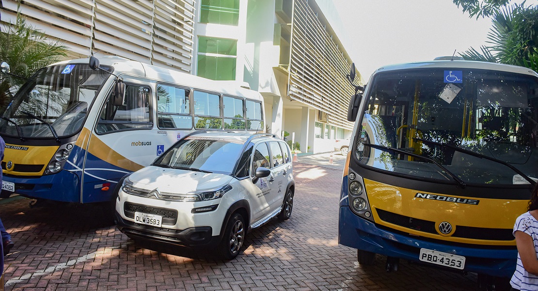 Entrega_pela_prefeita_Socorro_Neri_de_02_micro_ônibus_para_o_desenvolvimento_das_atividades_das_SASDH_Fotos_Assis_Lima_41.jpg